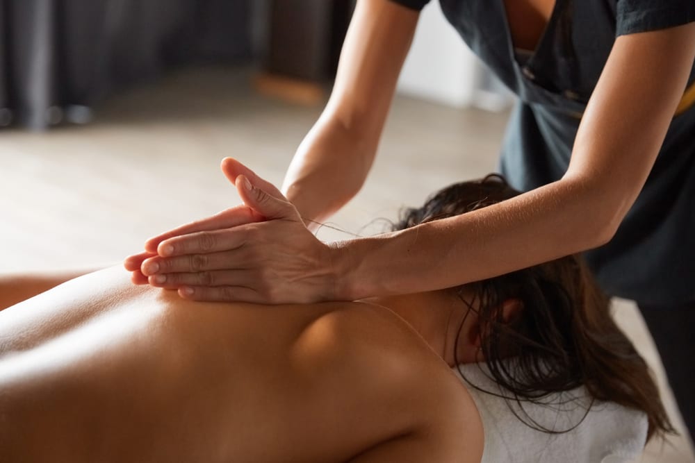 Benefits of a Full Body Massage - Eases swelling and pain